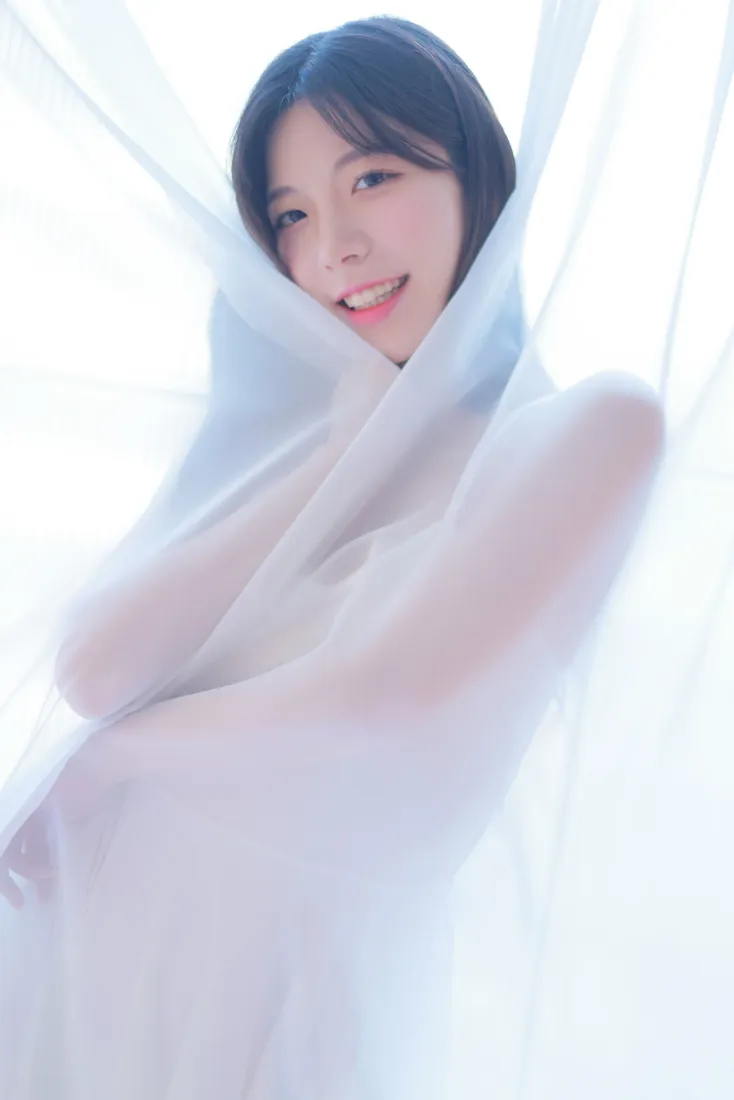 白衣少女手机壁纸｜薄纱背景图片 - 清新温柔白裙「哲风壁纸」