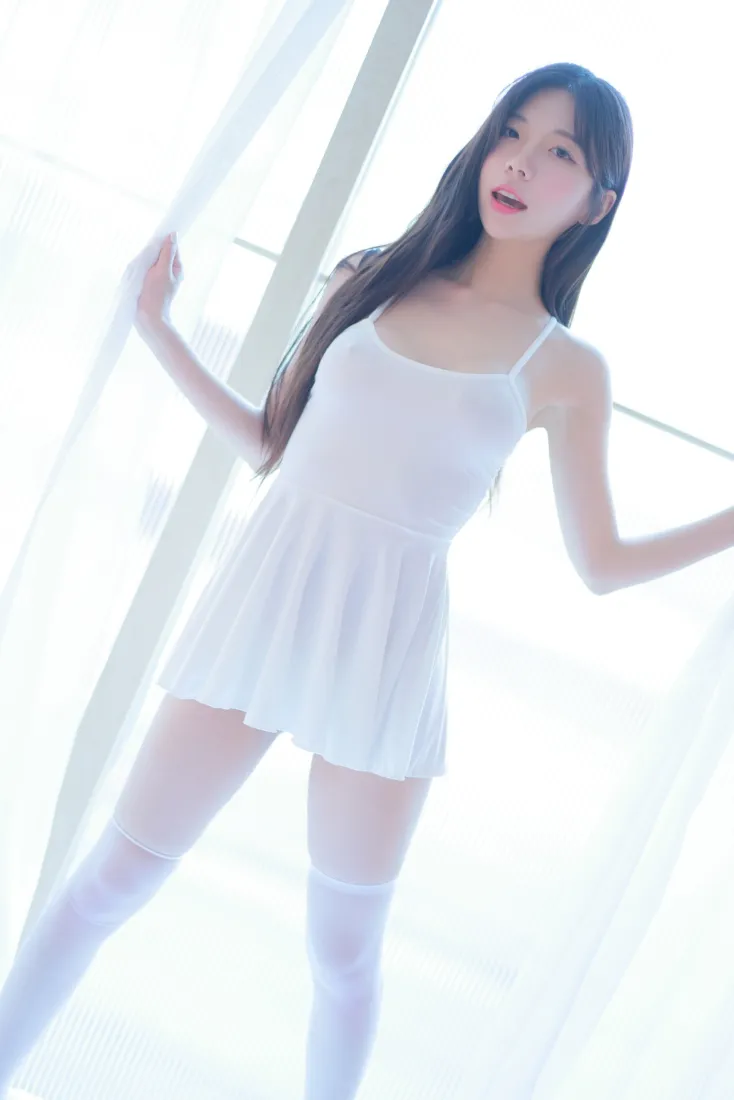 白衣女孩手机壁纸｜室内背景图片 - 白色裙子「哲风壁纸」