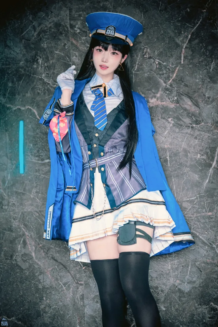 小警察手机壁纸｜灰色背景图片 - cosplay女警「哲风壁纸」