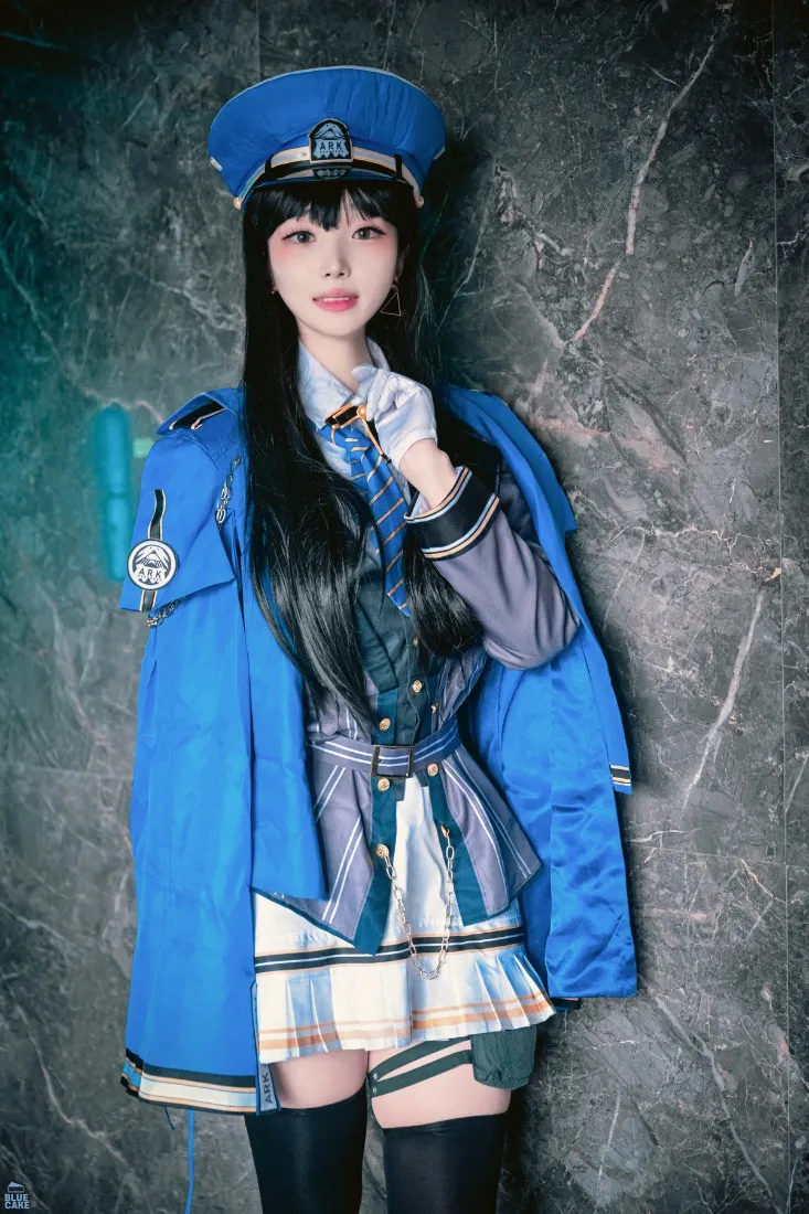 踩风小警察手机壁纸｜灰色背景图片 - 蓝制服女警「哲风壁纸」