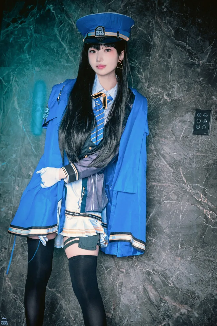 小警察手机壁纸｜暗色背景 - 蓝色制服少女「哲风壁纸」