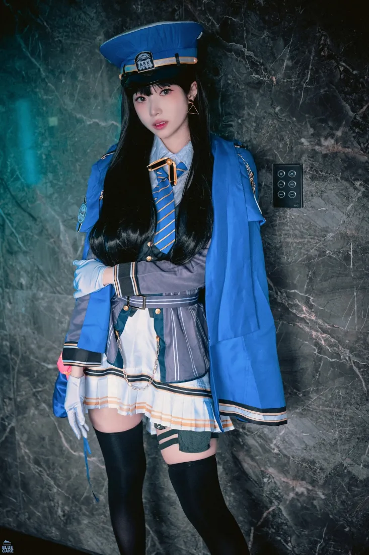 小警察cos手机壁纸｜深色背景图 - 蓝色外套长筒袜「哲风壁纸」