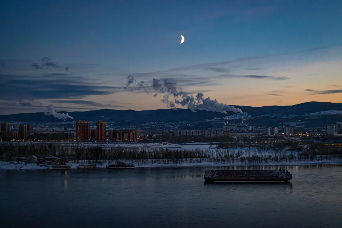 5k城市夜景壁纸｜河畔背景图片 - 弯月远山夜色「哲风壁纸」