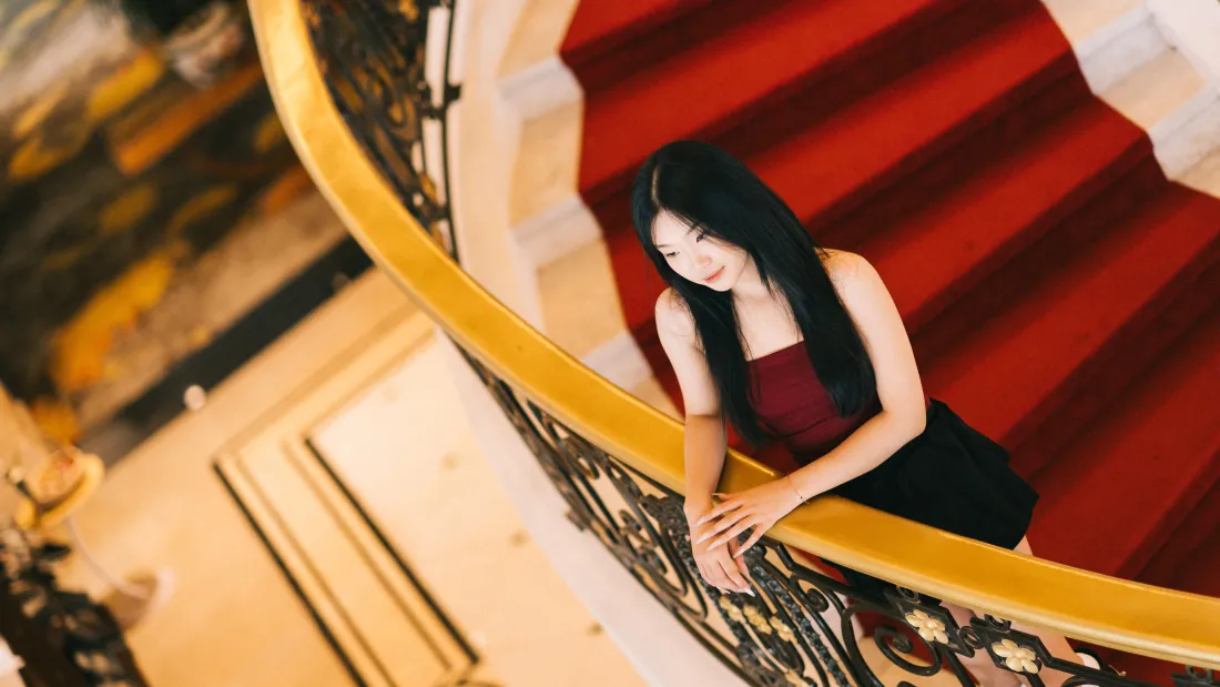 6k红衣女子壁纸｜复古楼梯口背景图片 - 金色栏杆「哲风壁纸」