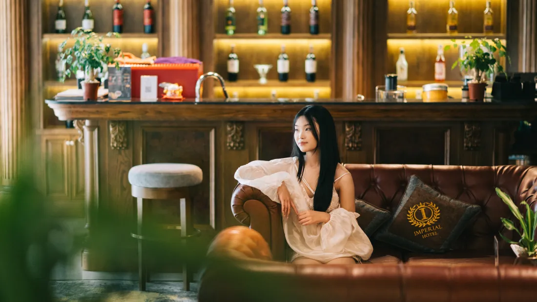 6k复古红酒酒吧女性壁纸｜酒柜沙发背景 - 暖光优雅「哲风壁纸」