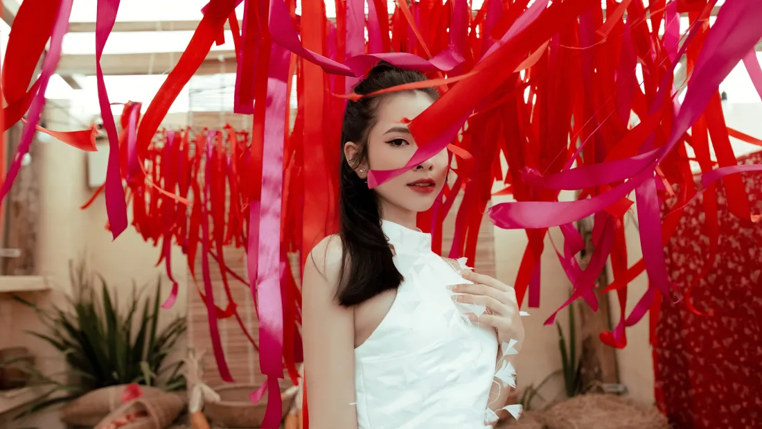 6k白衣美女壁纸｜红粉丝带背景图片 - 送祝福「哲风壁纸」