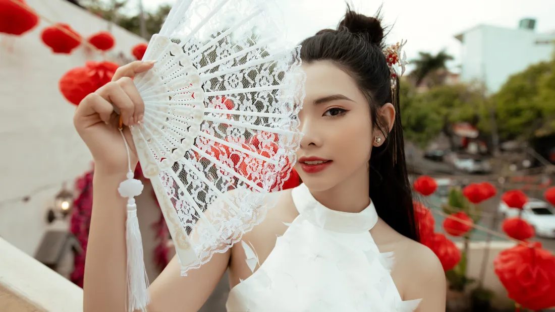 7k古风美女壁纸｜过年背景图片 - 红灯笼蕾丝扇「哲风壁纸」