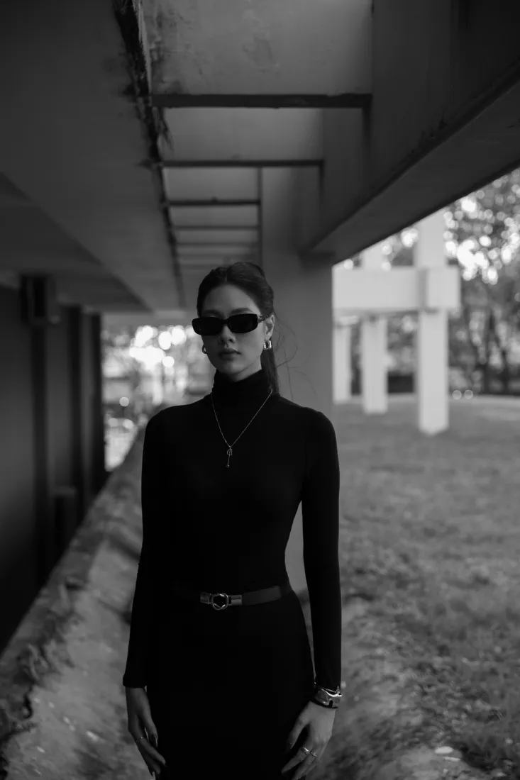 黑白色工业区人物手机壁纸｜黑白色背景图片 - 时尚冷峻「哲风壁纸」