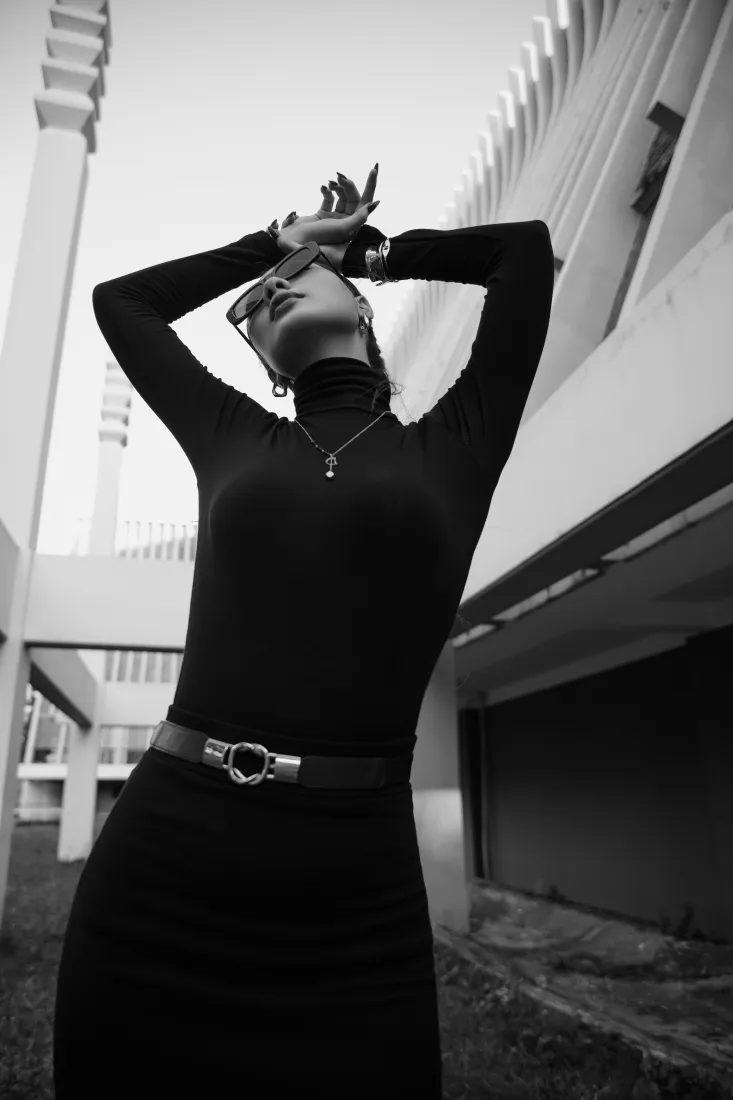 黑白色时尚女性手机壁纸｜都市建筑背景图片 - 踩风「哲风壁纸」