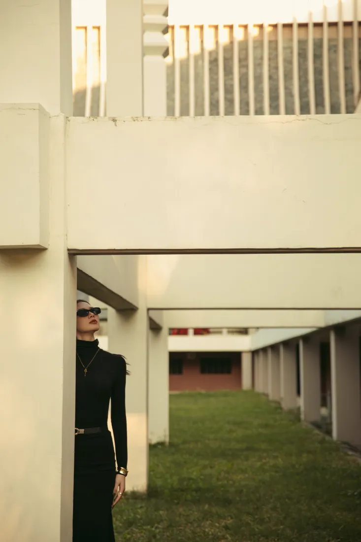 黑衣人物写真手机壁纸｜工业区建筑背景 - 户外草坪「哲风壁纸」