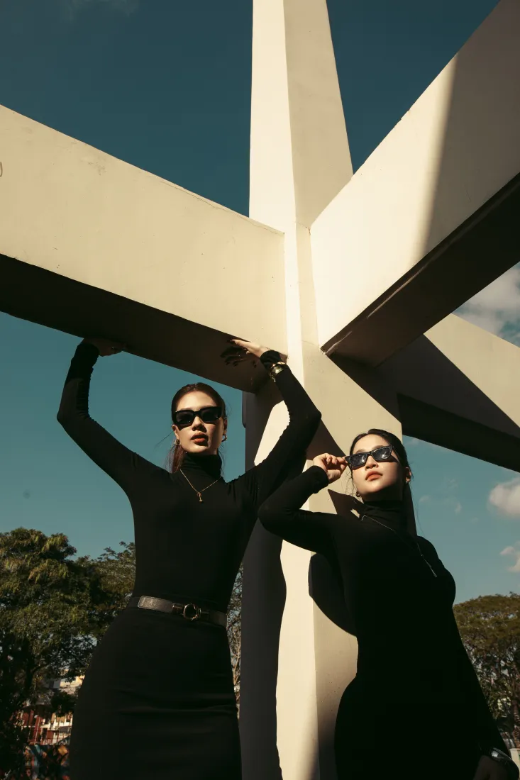 双人模特手机壁纸｜户外建筑背景图片 - 黑色穿搭「哲风壁纸」