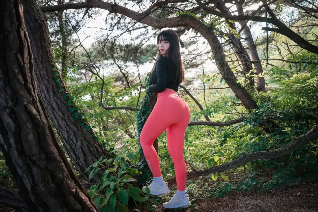 2k红衣紧身裤女性爬山壁纸｜树林背景图片 - 运动风「哲风壁纸」