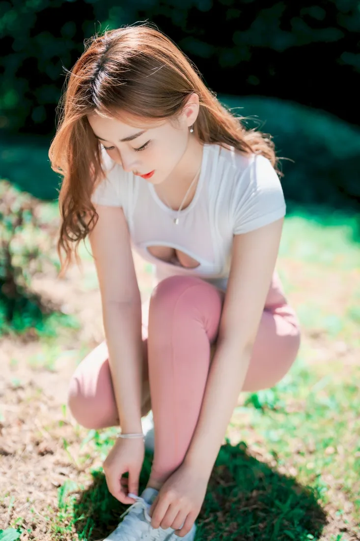 女生手机壁纸｜户外草地背景 - 运动风休闲系鞋带「哲风壁纸」