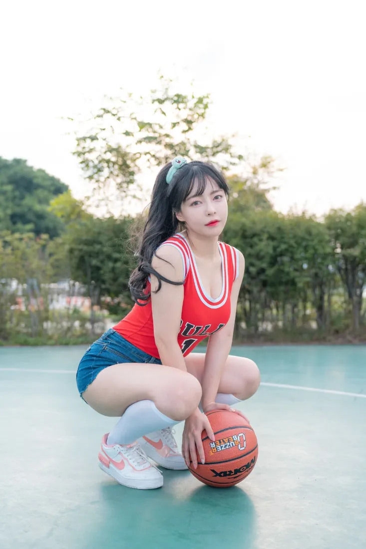 篮球女孩手机壁纸｜篮球场背景图片 - 运动风「哲风壁纸」