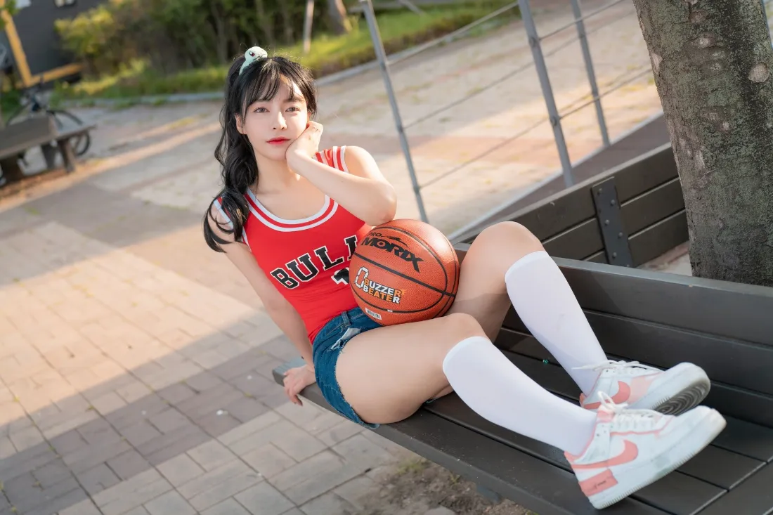 2k红衣女生壁纸｜户外篮球场背景图 - 运动休闲「哲风壁纸」