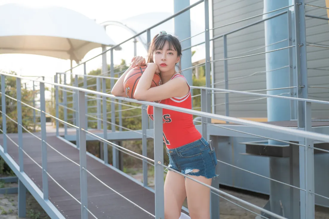 2k红衣女生壁纸｜户外栏杆背景图片 - 运动风篮球「哲风壁纸」