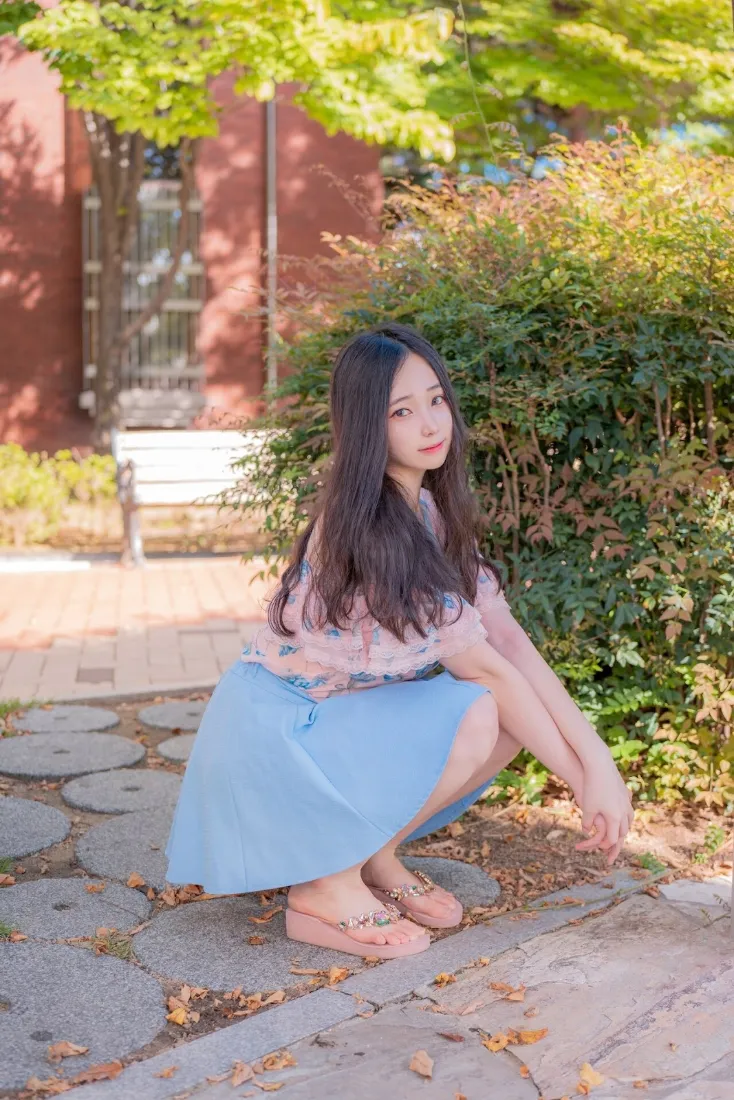 清新美女手机壁纸｜户外绿植背景图片 - 浅蓝色裙「哲风壁纸」