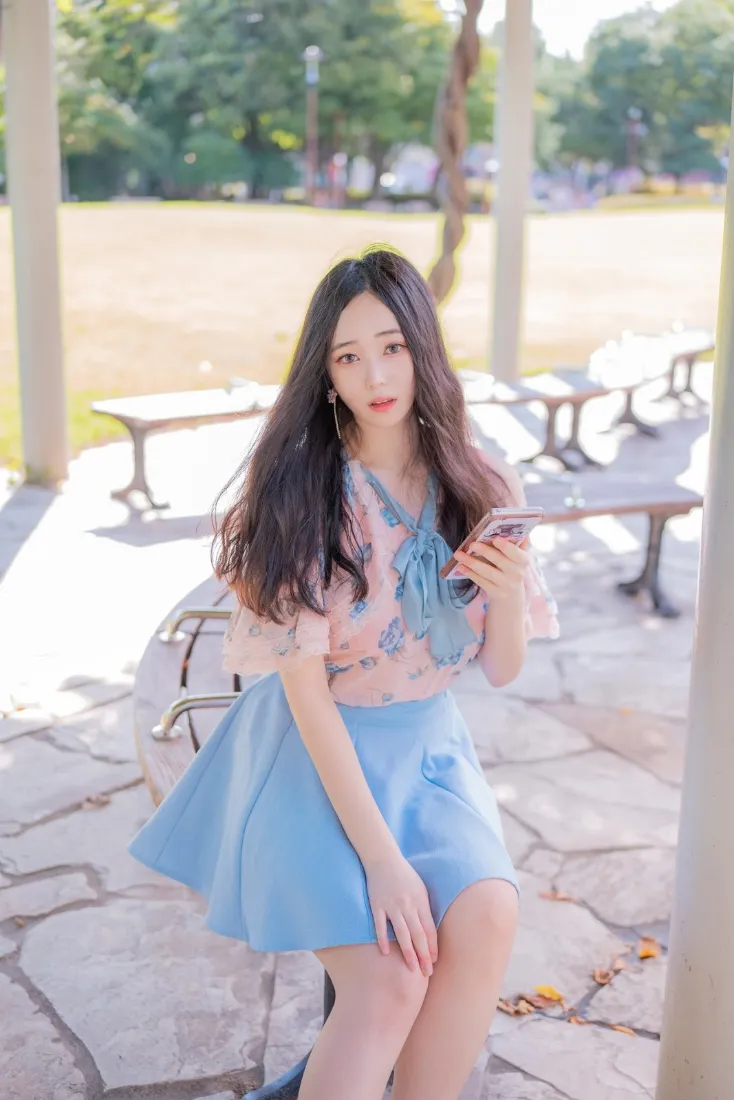 清新美女手机壁纸｜户外公园背景图片 - 蓝色短裙「哲风壁纸」