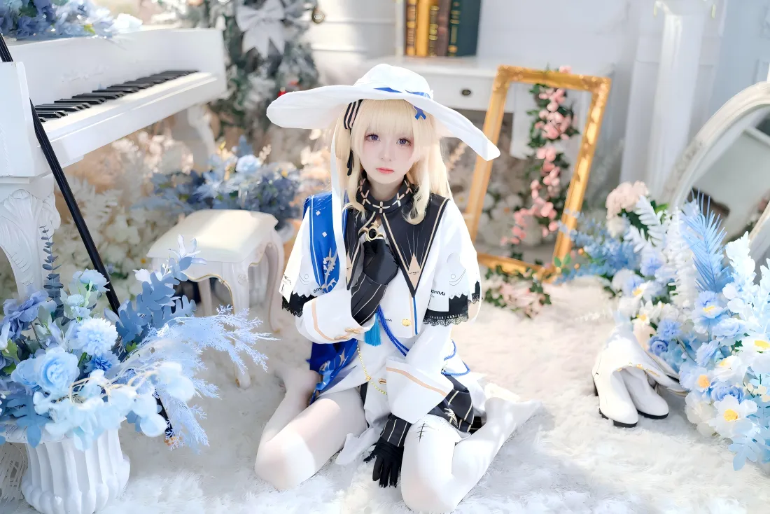 6k菲比cos壁纸｜蓝白花艺背景图片 - 鸣潮「哲风壁纸」