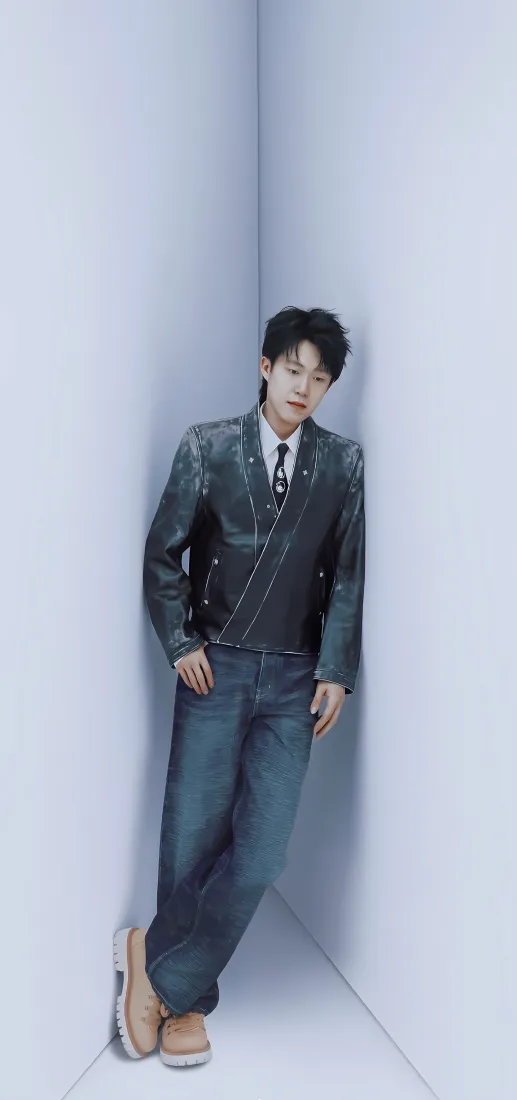 王楚钦手机壁纸｜简约浅灰背景图片 - 帅气西装造型「哲风壁纸」