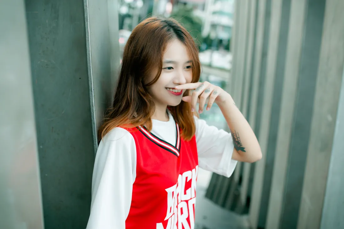 6k甜系少女壁纸｜公园背景图片 - 红色运动风「哲风壁纸」