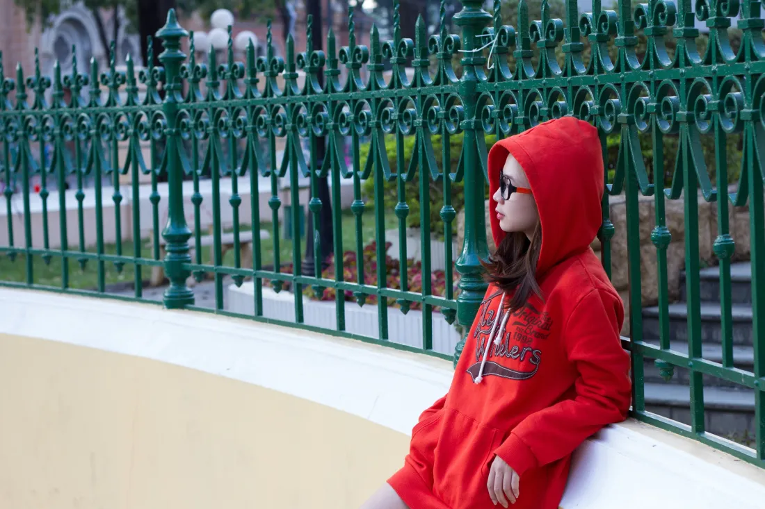 5k红衣少女壁纸｜铁艺围栏背景图片 - 路边踩风「哲风壁纸」