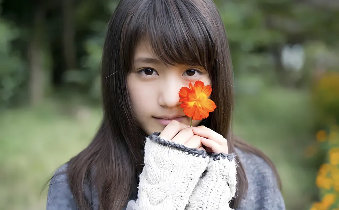 5k有村架纯壁纸｜户外草地背景图片 - 手持鲜花「哲风壁纸」