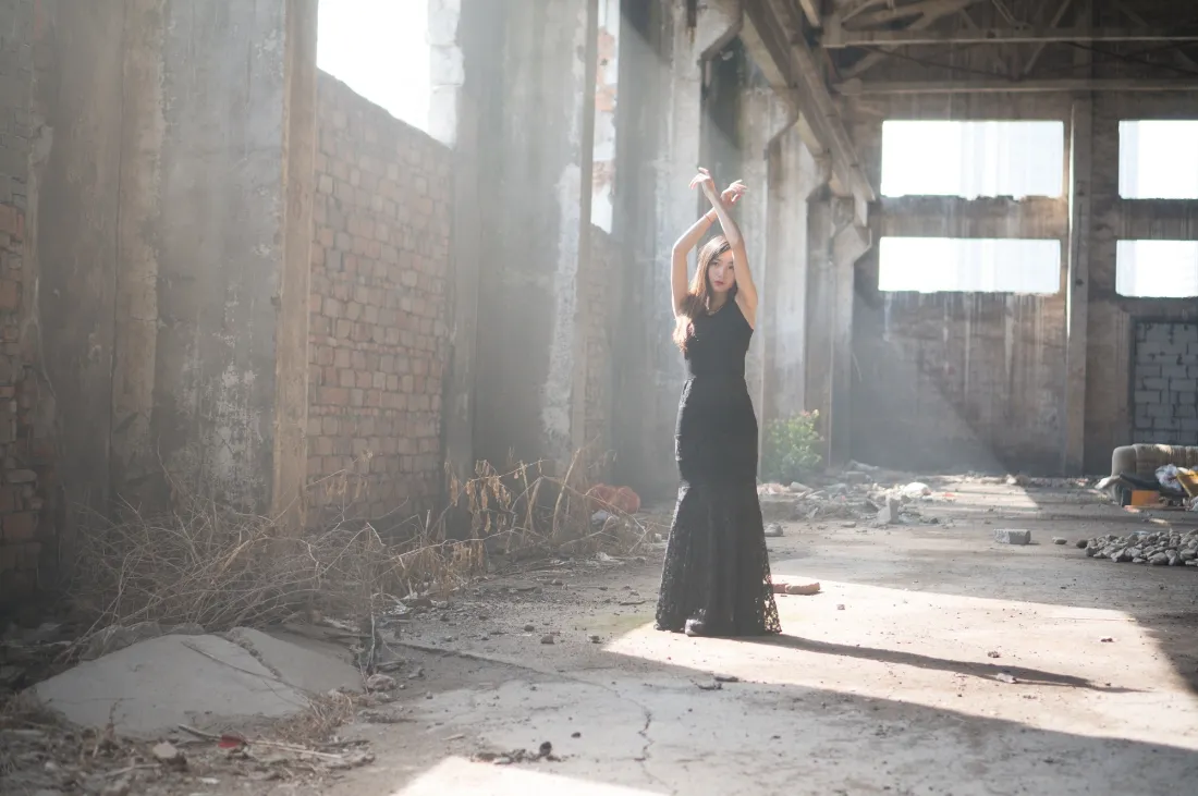2k黑裙美女壁纸｜烂尾楼背景图片 - 氛围感光影「哲风壁纸」