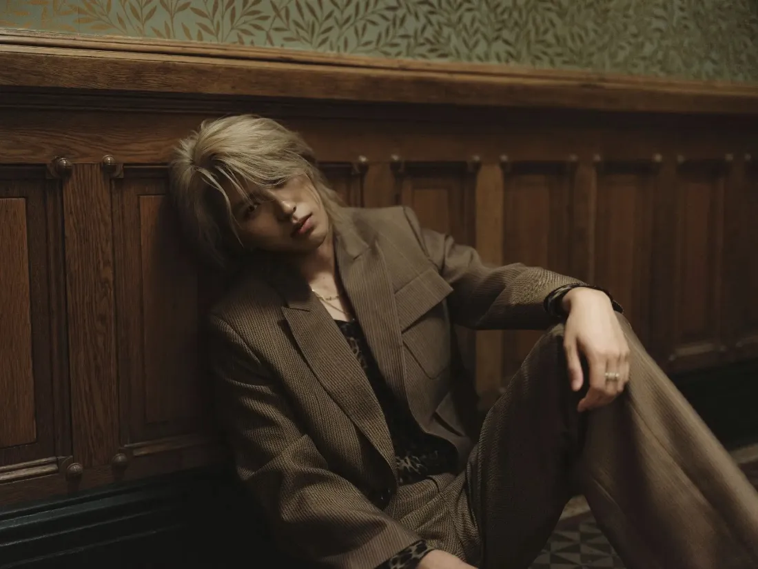 2k蔡徐坤壁纸｜复古木质背景图片 - 西装酷帅造型「哲风壁纸」