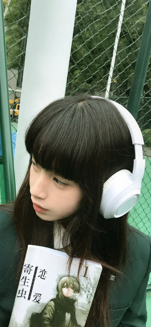 戴耳机少女手机壁纸｜户外围栏背景图片 - 日系风「哲风壁纸」