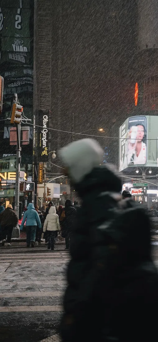 冬日下雪手机壁纸｜城市街道背景图片 - 往来人群「哲风壁纸」