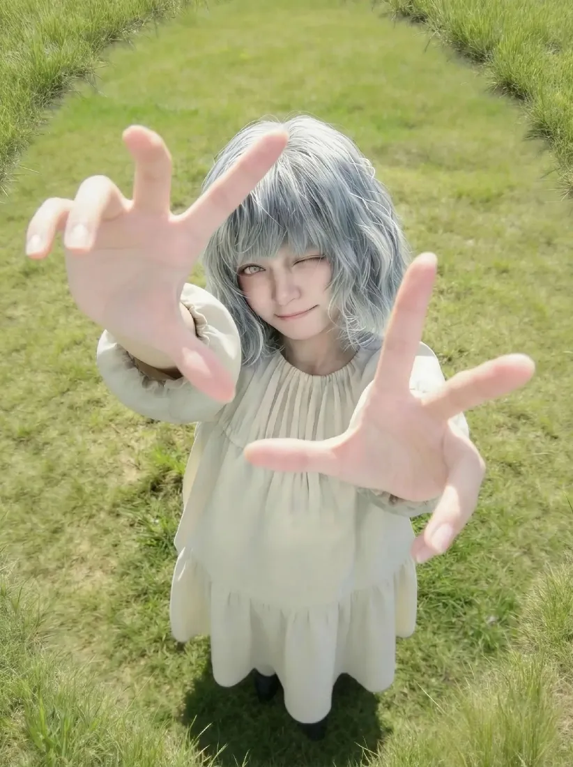 蓝发少女手机壁纸｜户外草地背景图片 - 清新治愈甜美「哲风壁纸」