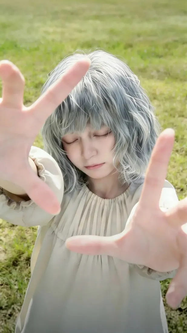 艾米莉手机壁纸｜草地背景图片 - 生化危机9角色「哲风壁纸」