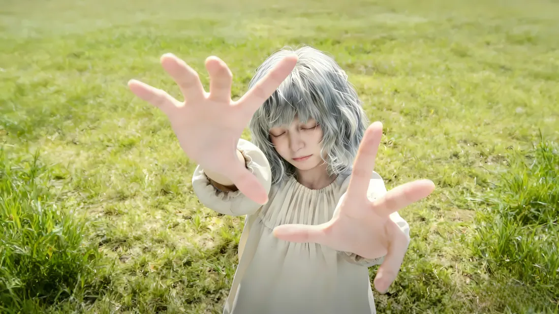 5k艾米莉壁纸｜青草地背景图片 - 生化危机9「哲风壁纸」