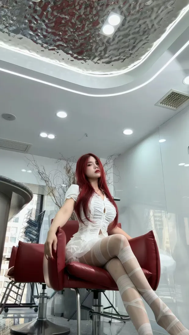红发御姐手机壁纸｜理发店背景图片 - 白裙性感穿搭「哲风壁纸」