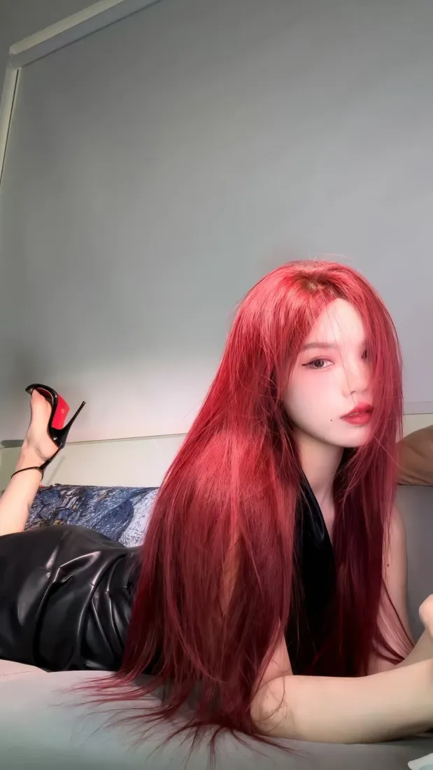 红发美女手机壁纸｜居家背景图片 - 红底高跟「哲风壁纸」