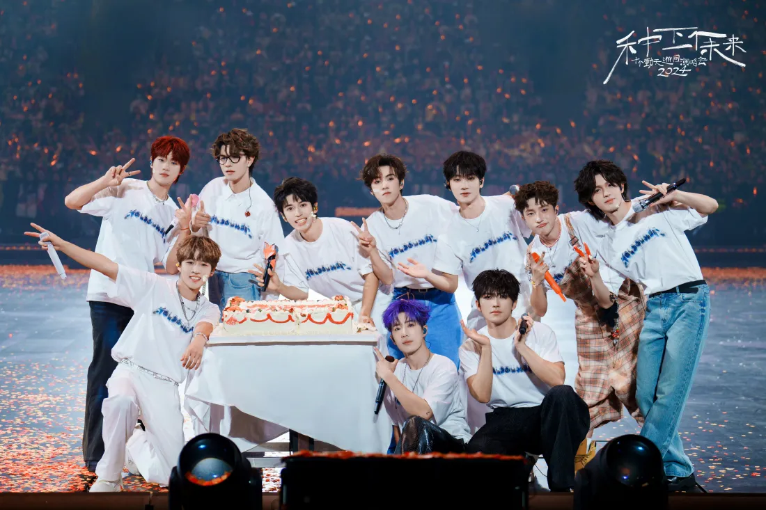 10k十个勤天壁纸｜演唱会舞台背景图片 - 全员合影「哲风壁纸」
