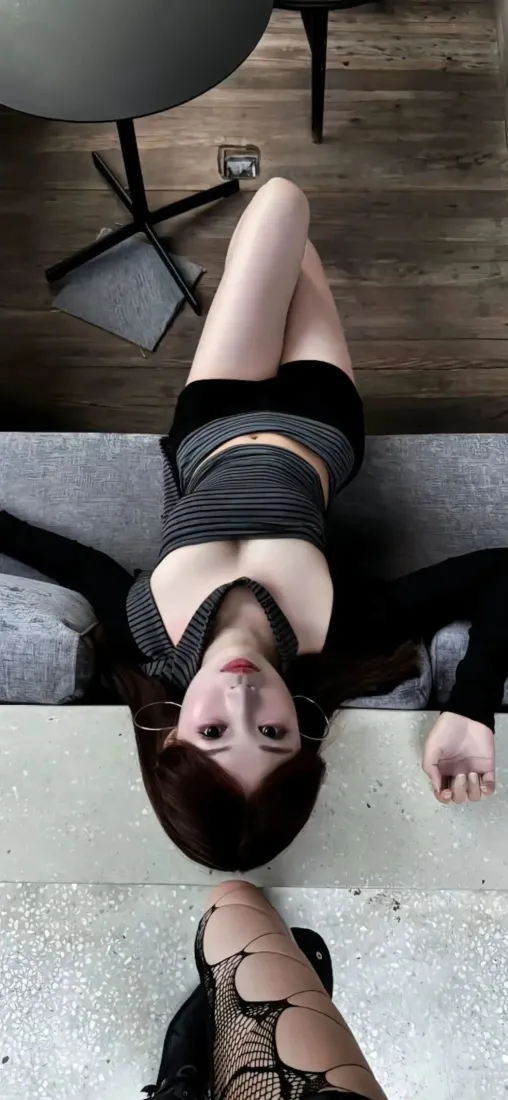 短发美女手机壁纸｜居家沙发背景图片 - Ios适配「哲风壁纸」