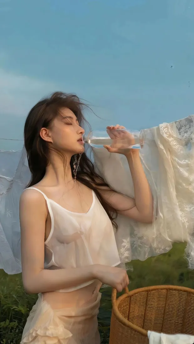 吊带美女手机壁纸｜蓝天户外背景图片 - Ios风「哲风壁纸」