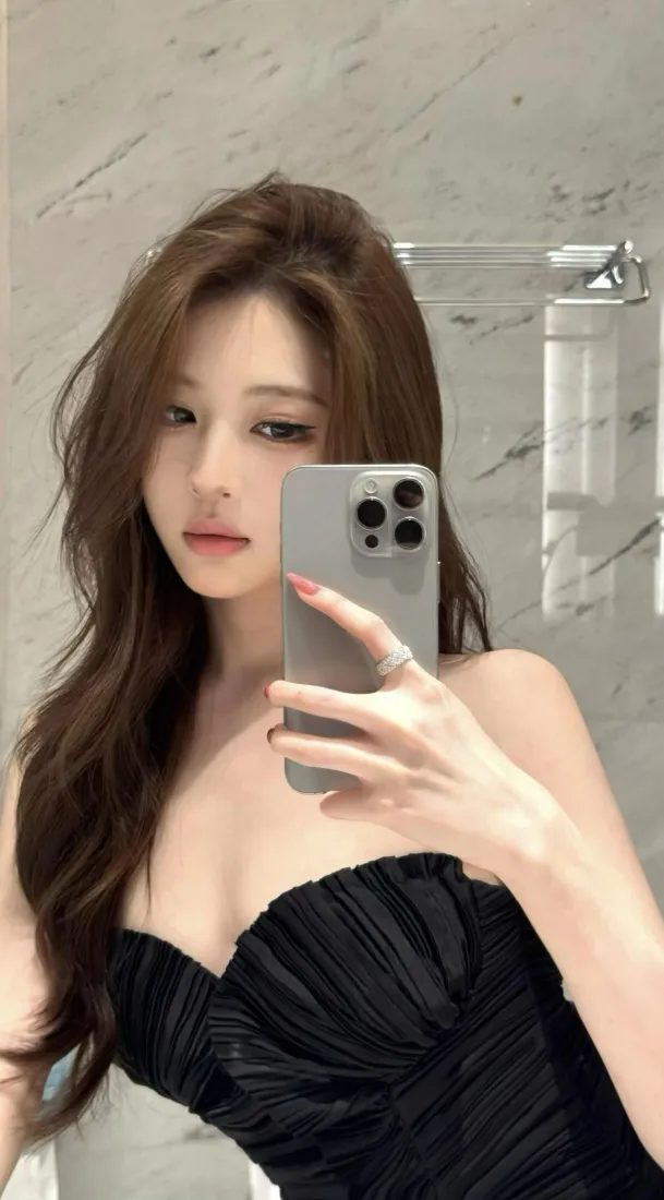 抹胸黑裙美女手机壁纸｜对镜自拍背景图片 - Ios「哲风壁纸」