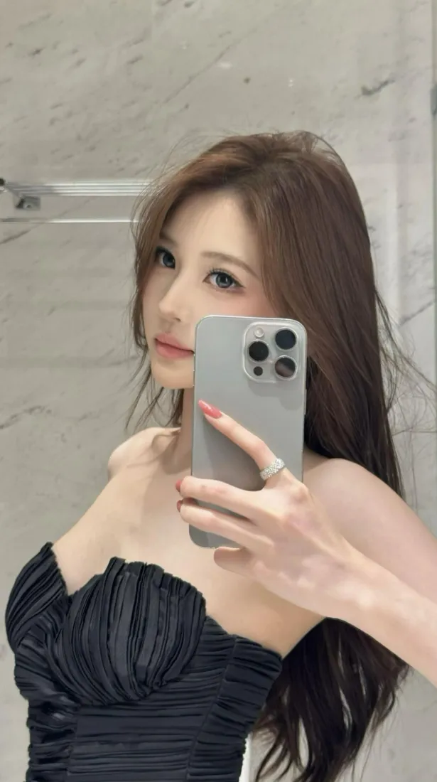 对镜自拍美女手机壁纸｜大理石背景图片 - iOS专属「哲风壁纸」