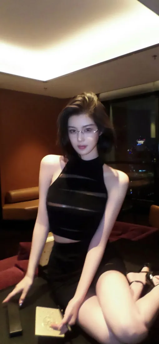 短发美女手机壁纸｜室内休闲背景图片 - Ios「哲风壁纸」