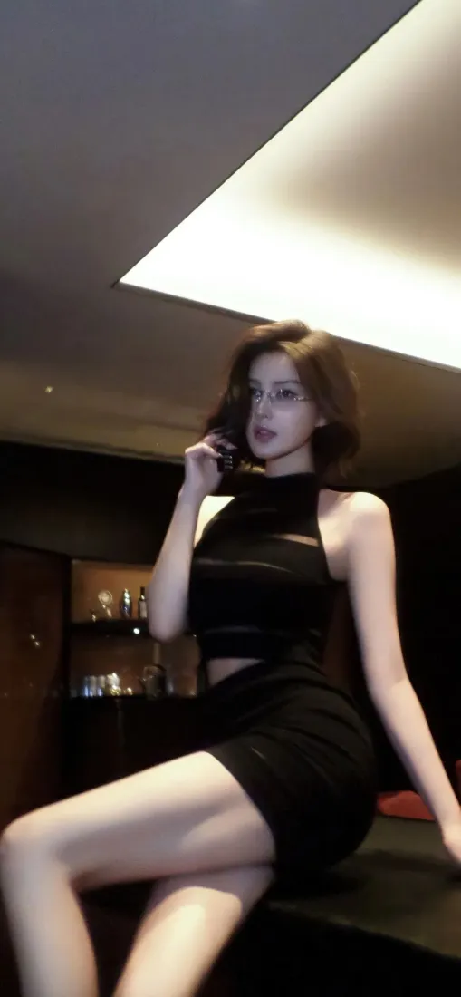 黑裙美女手机壁纸｜暗调背景图片 - IOS风格「哲风壁纸」