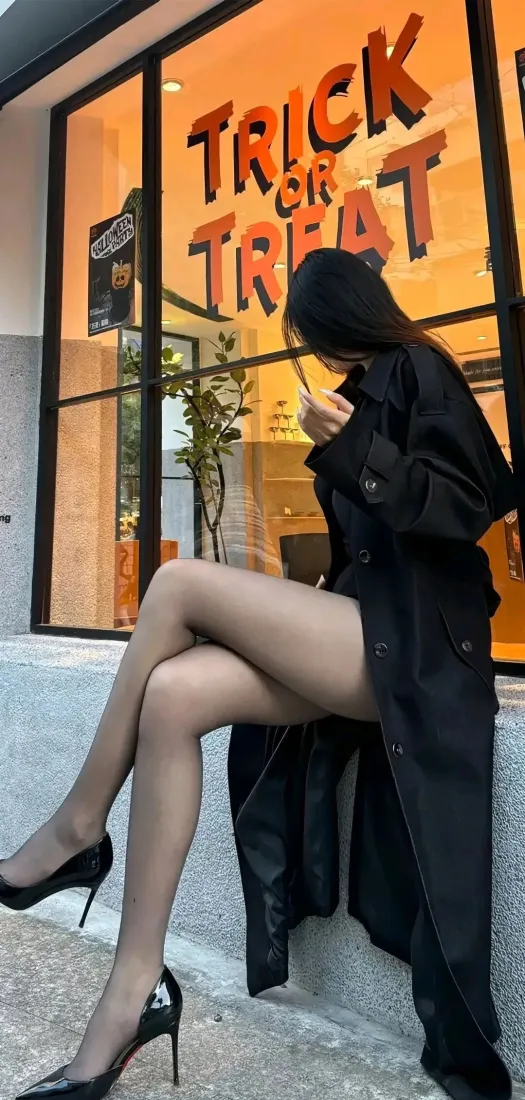 黑丝长腿美女手机壁纸｜街边背景图片 - 高级氛围感穿搭「哲风壁纸」