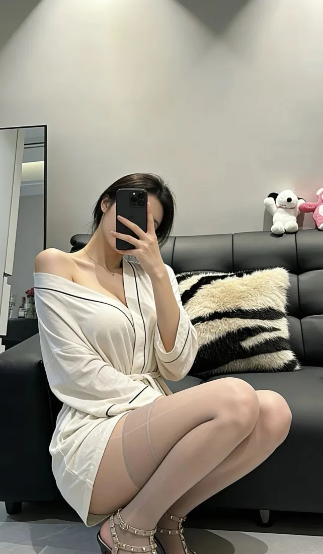 居家美女手机壁纸｜客厅沙发背景图片 - Ios适用「哲风壁纸」