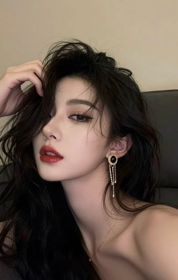 浓颜美女手机壁纸｜浅棕背景图片 - Ios适配「哲风壁纸」