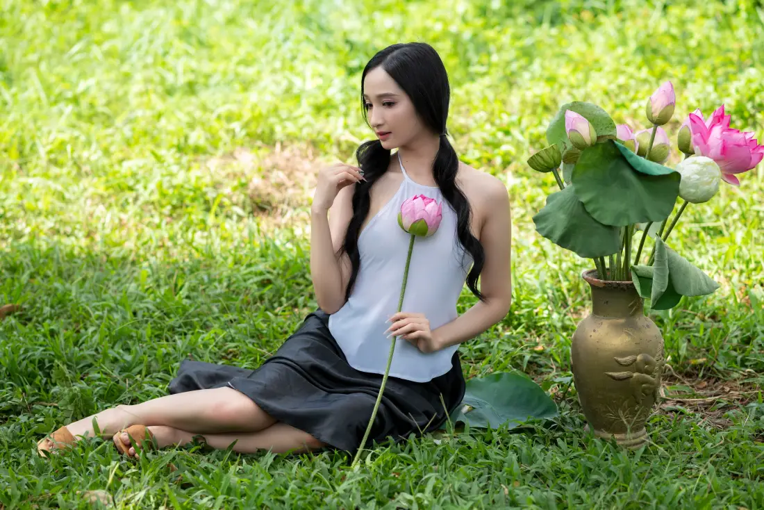 6k长发美女壁纸｜绿草荷花背景图片 - 户外清新写真「哲风壁纸」