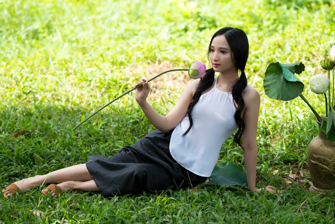 6k气质美女壁纸｜绿草地背景图片 - 夏日荷花「哲风壁纸」