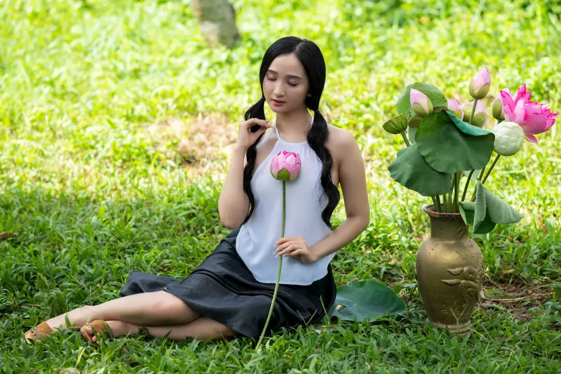 6k清纯少女壁纸｜绿草荷花户外背景图片 - 清新治愈「哲风壁纸」