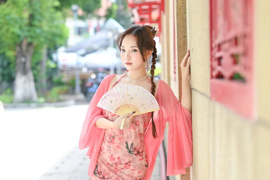 6k古风汉服美女壁纸｜古街店铺背景图片 - 手持折扇「哲风壁纸」